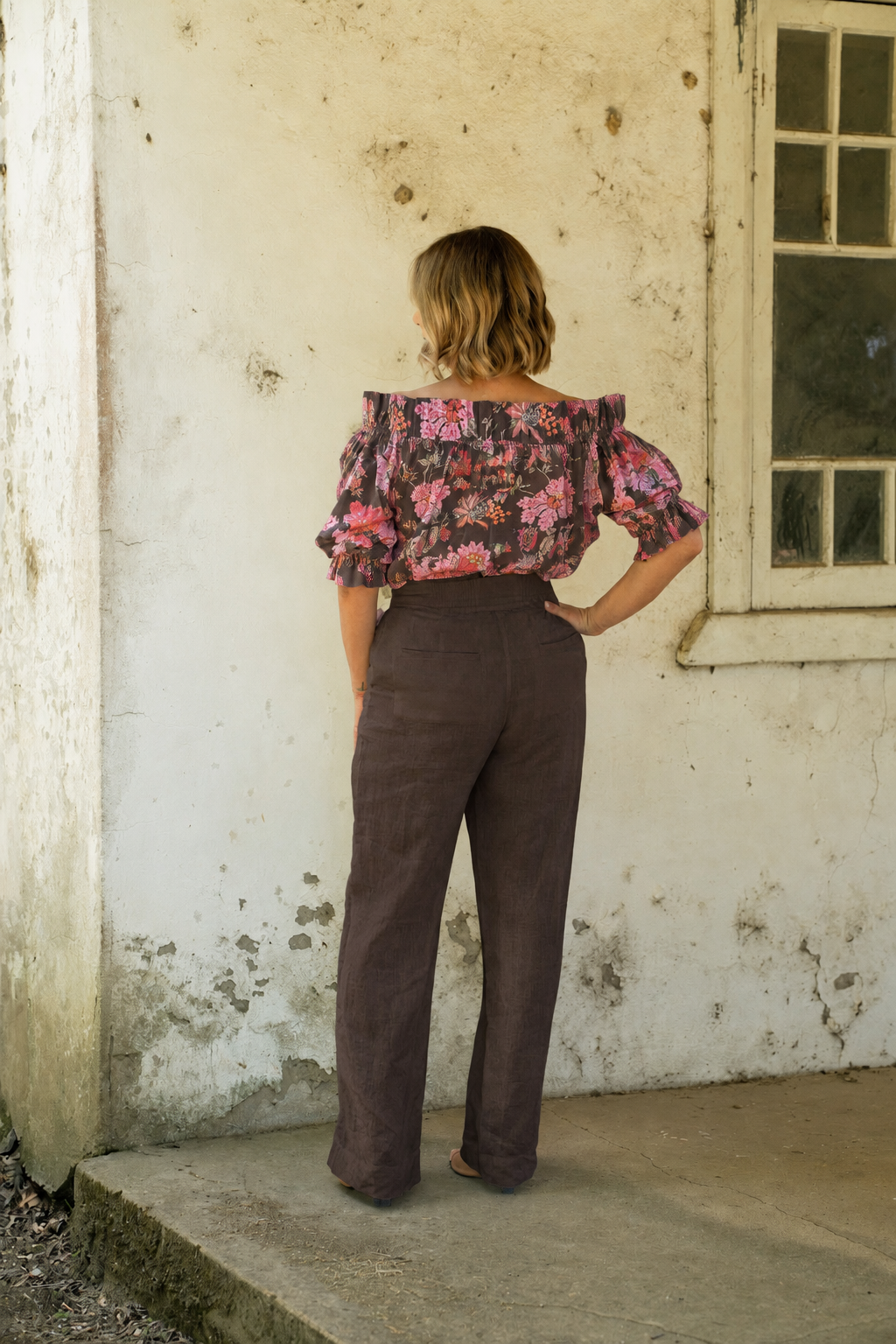 Bella Linen Ruffle Top - Espresso Floral Print
