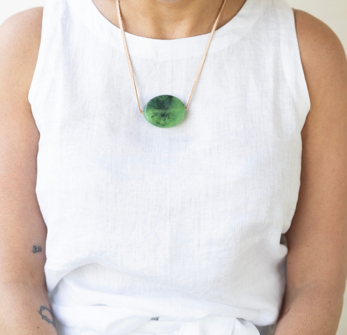 Pebbles Resin and Leather Necklace - Green Smoke