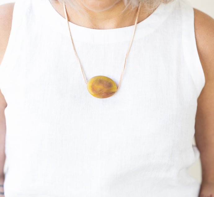 Pebbles Resin and Leather Necklace - Tortoiseshell