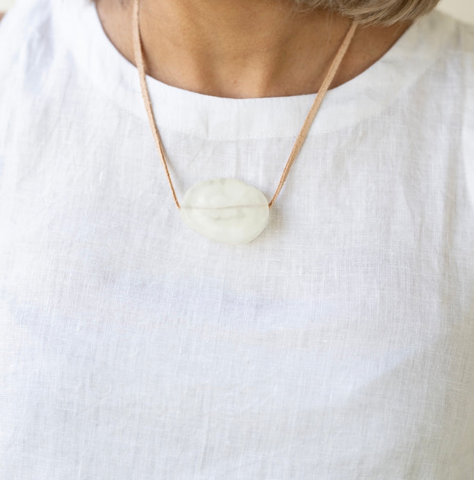 Pebbles Resin and Leather Necklace - White Smoke
