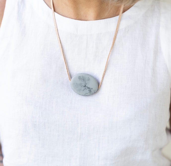 Pebbles Resin and Leather Necklace - Grey Smoke