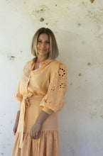 Load image into Gallery viewer, Bowie Linen Shirt - Peach